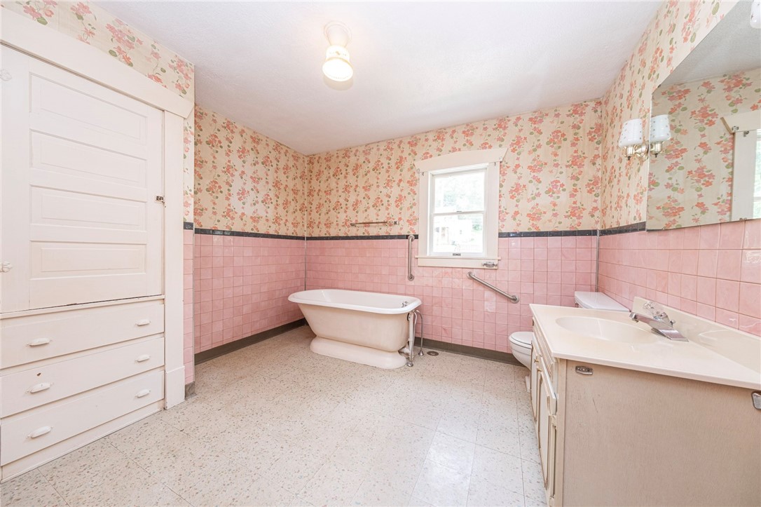 Ellwood City, Pennsylvania 16117, United States, 3 Bedrooms Bedrooms, ,3 BathroomsBathrooms,Residential,Active,168111