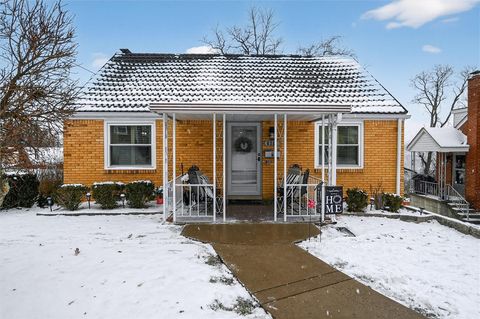 Photo of 6711 E Barivista Dr, Verona, PA 15147 (MLS # 1735599)