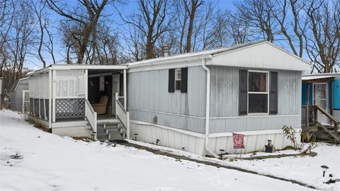 Photo of 8015 Mercury Dr, Aliquippa, PA 15001 (MLS # 1736163)