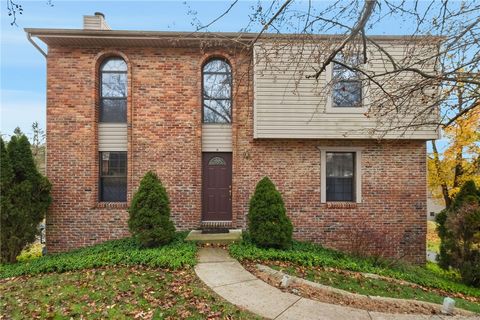 Photo of 912 Glenwood Ct, Cranberry Twp, PA 16066 (MLS # 1732517)