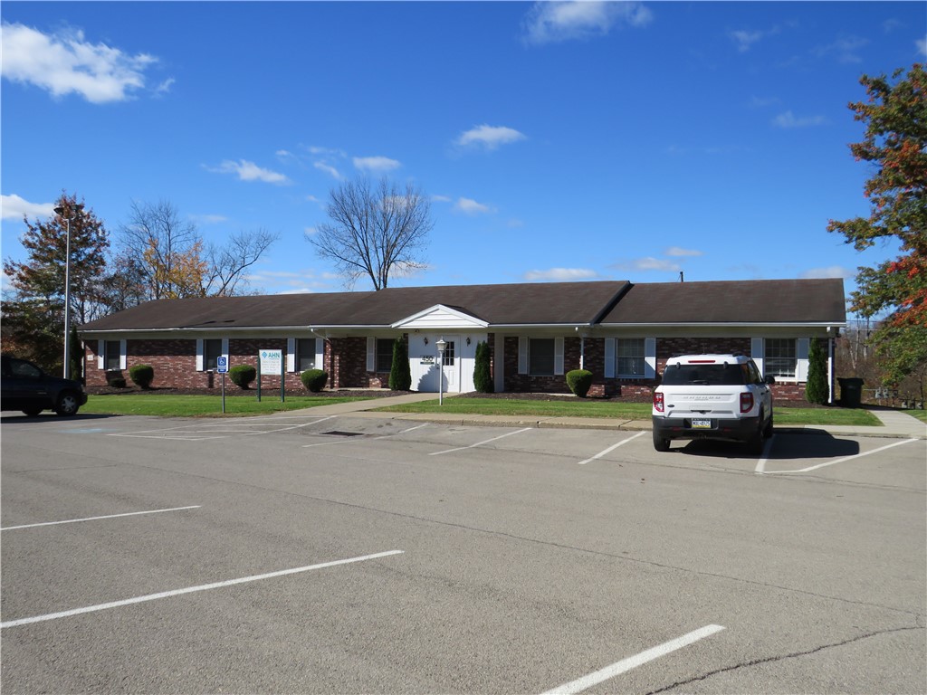 Photo 1 of 1 — 450 Hillcrest Ave, Grove City Boro, PA 16127