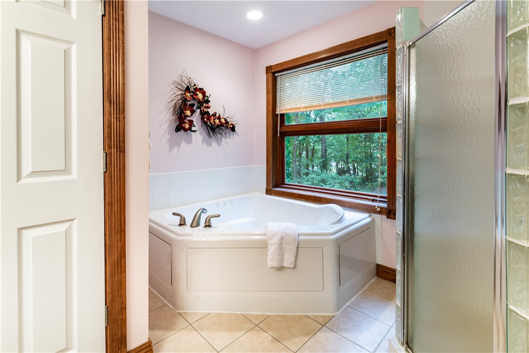 Franklin Twp, Pennsylvania 16001, United States, 8 Bedrooms Bedrooms, ,9 BathroomsBathrooms,Residential,Contingent,206249