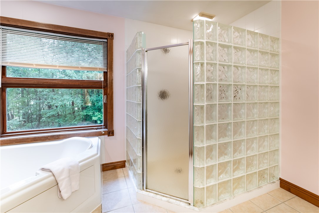 Franklin Twp, Pennsylvania 16001, United States, 8 Bedrooms Bedrooms, ,9 BathroomsBathrooms,Residential,Contingent,206249