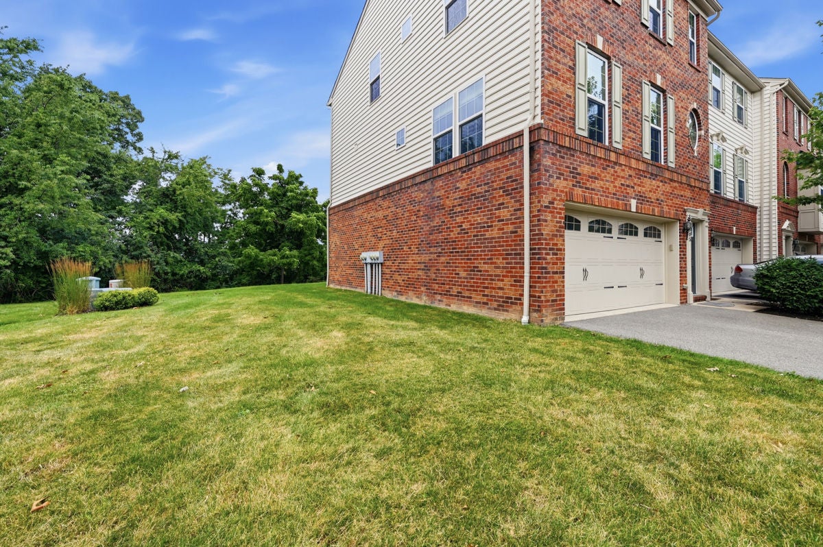 805 Pointe View Drive