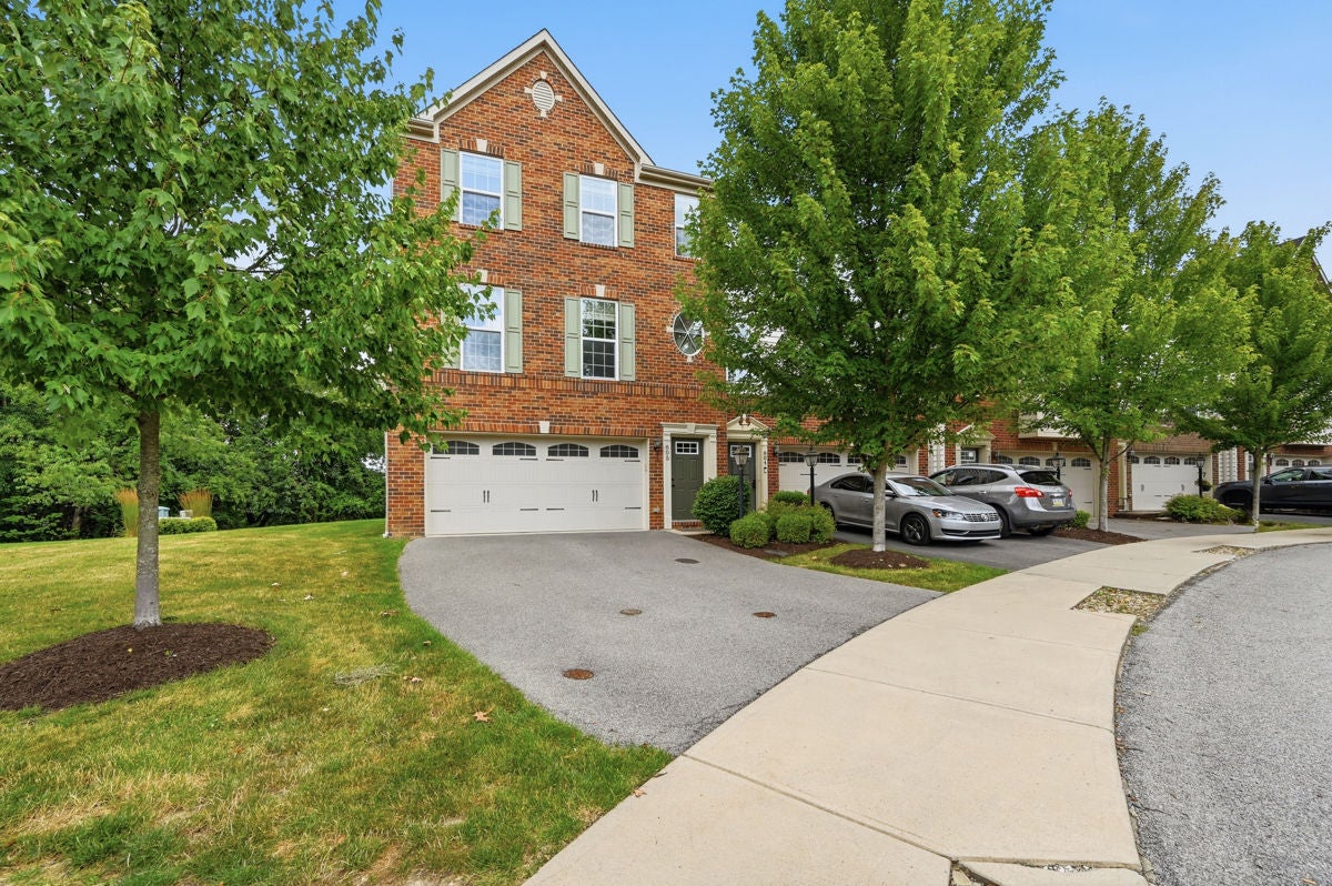 805 Pointe View Drive