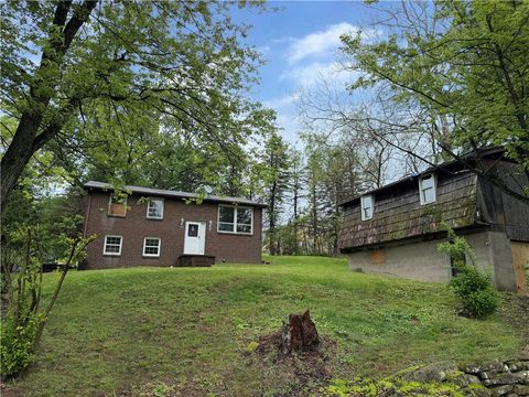Photo of 110 Roger Ln, Irwin, PA 15642 (MLS # 1751963)