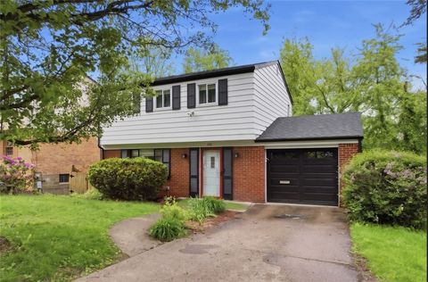 Photo of 1133 Sperling Dr, Pittsburgh, PA 15221 (MLS # 1751580)