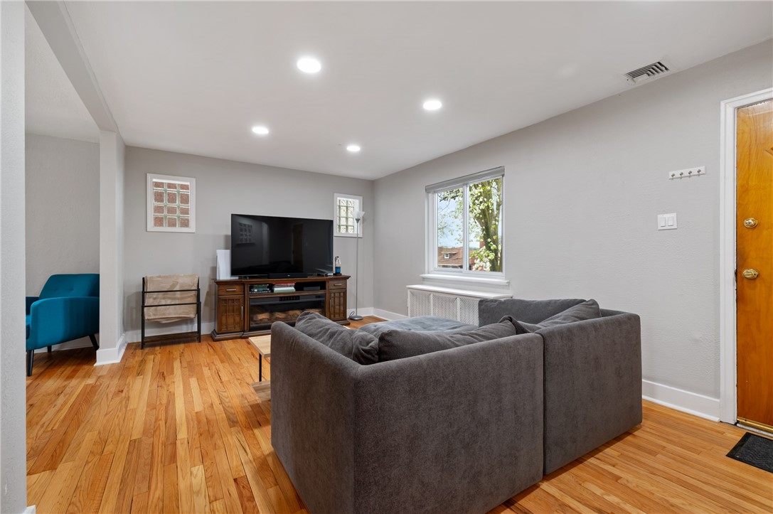 Squirrel Hill, Pennsylvania 15217, United States, 3 Bedrooms Bedrooms, ,1 BathroomBathrooms,Residential,Contingent,103863