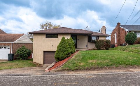 Photo of 601 Hillcrest Ave, Mc Kees Rocks, PA 15136 (MLS # 1727306)