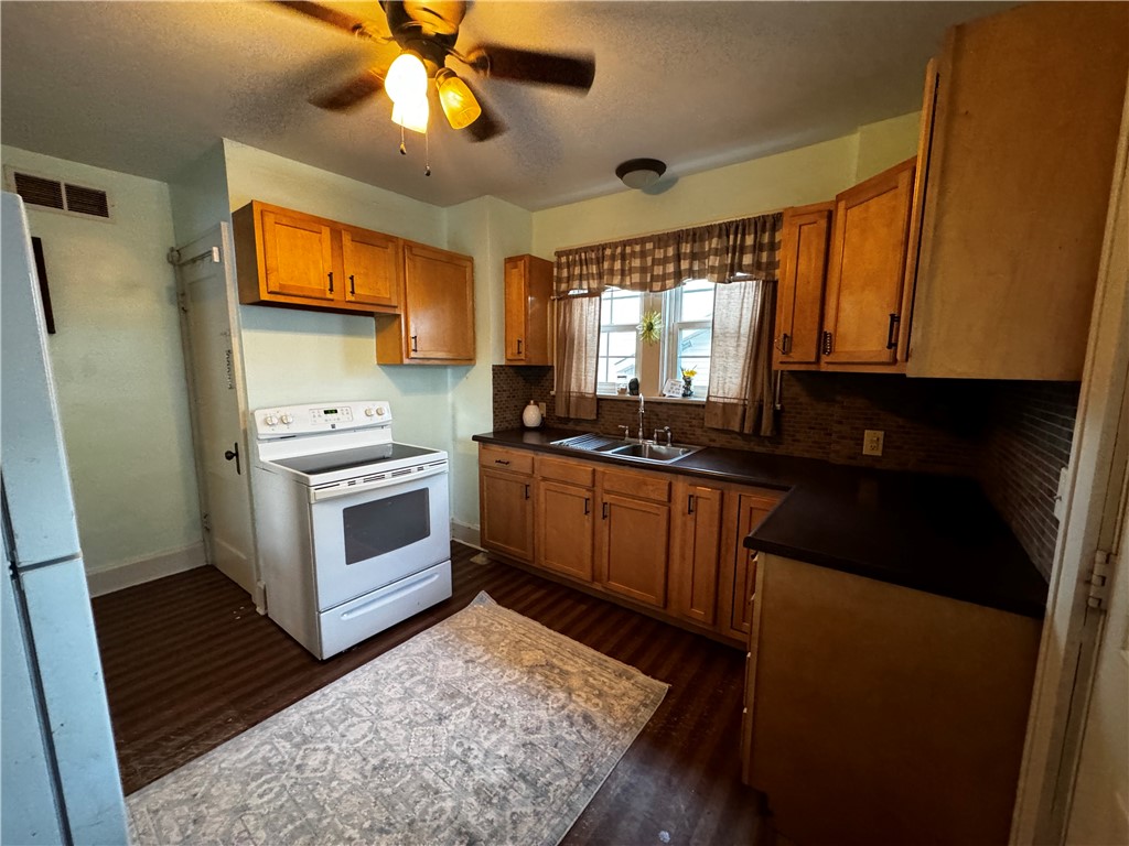 New Castle/2nd, Pennsylvania 16105, United States, 3 Bedrooms Bedrooms, ,1 BathroomBathrooms,Residential,Contingent,77297