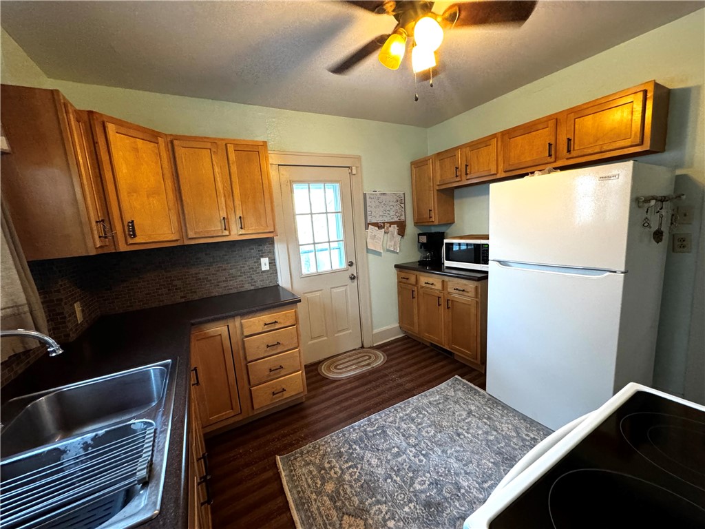 New Castle/2nd, Pennsylvania 16105, United States, 3 Bedrooms Bedrooms, ,1 BathroomBathrooms,Residential,Contingent,77297