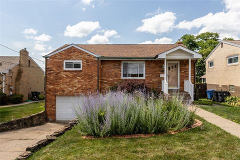 Photo of 1552 Orchardview Dr, Pittsburgh, PA 15220 (MLS # 1764032)