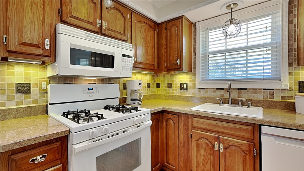 Hampton, Pennsylvania 15044, United States, 4 Bedrooms Bedrooms, ,4 BathroomsBathrooms,Residential,Contingent,235422