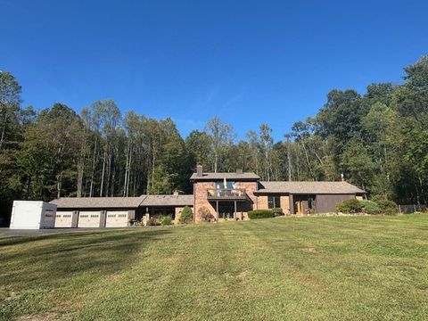 Photo of 40 Laurelwood Ln, Mount Pleasant, PA 15666 (MLS # 1724175)
