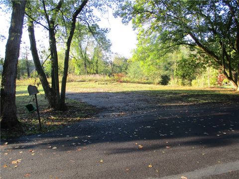 Photo of 113 Windy Ghoul Dr, Beaver, PA 15009 (MLS # 1724006)