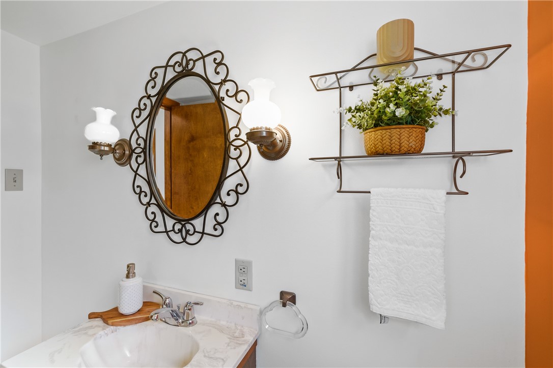 McKees Rocks, Pennsylvania 15136, United States, 3 Bedrooms Bedrooms, ,2 BathroomsBathrooms,Residential,Contingent,83847