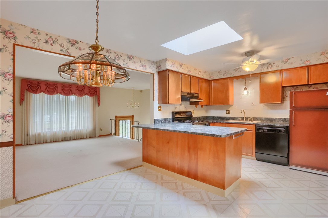 Cranberry Twp, Pennsylvania 16066, United States, 3 Bedrooms Bedrooms, ,3 BathroomsBathrooms,Residential,Contingent,2869