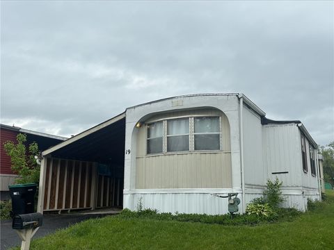 Photo of 19 Roundtop Dr, Finleyville, PA 15332 (MLS # 1751162)