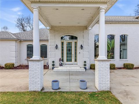 Photo of 2440 Pierce Bluffs Dr, Hermitage, PA 16148 (MLS # 1742004)