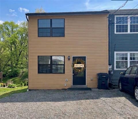 Townhouse For Sale - 71 Meanor St St<br/> Imperial, PA 15126
