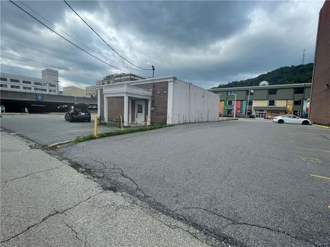 Photo of 142 Walnut St, Johnstown, PA 15901 (MLS # 1736064)