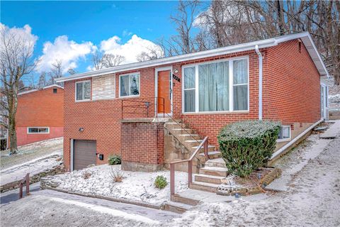 Photo of 547 Lucia Dr, Pittsburgh, PA 15221 (MLS # 1737801)