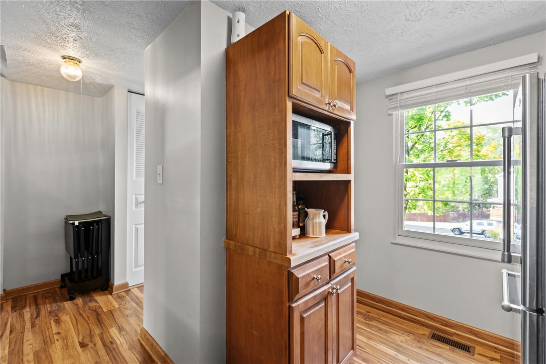 Castle Shannon, Pennsylvania 15234, United States, 2 Bedrooms Bedrooms, ,2 BathroomsBathrooms,Residential,Active,232199