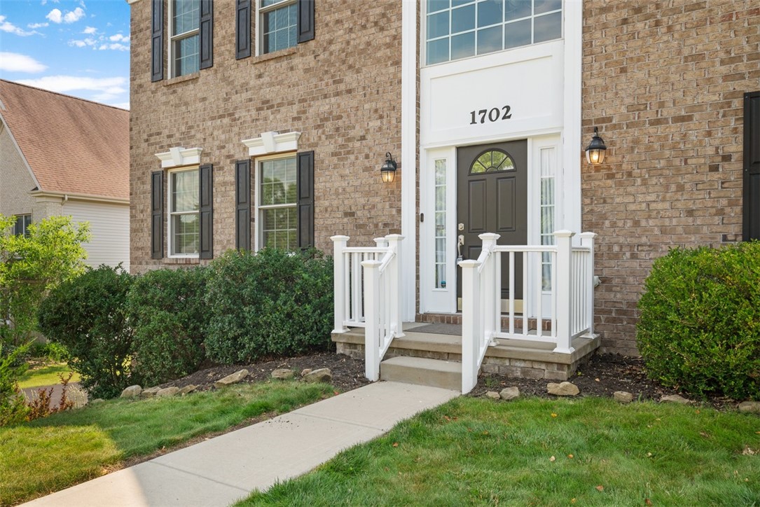 1702 S Hawthorn Ct