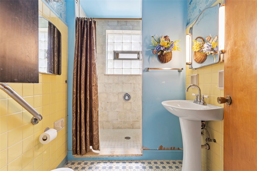 Mt Lebanon, Pennsylvania 15228, United States, 5 Bedrooms Bedrooms, ,2 BathroomsBathrooms,Residential,Active,177439