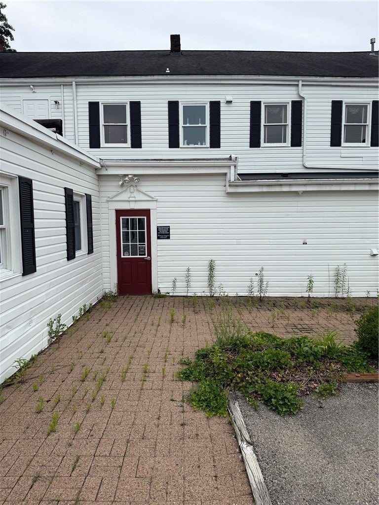 220 W Main St
