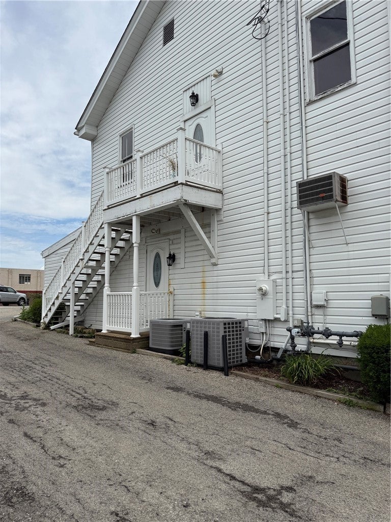 220 W Main St