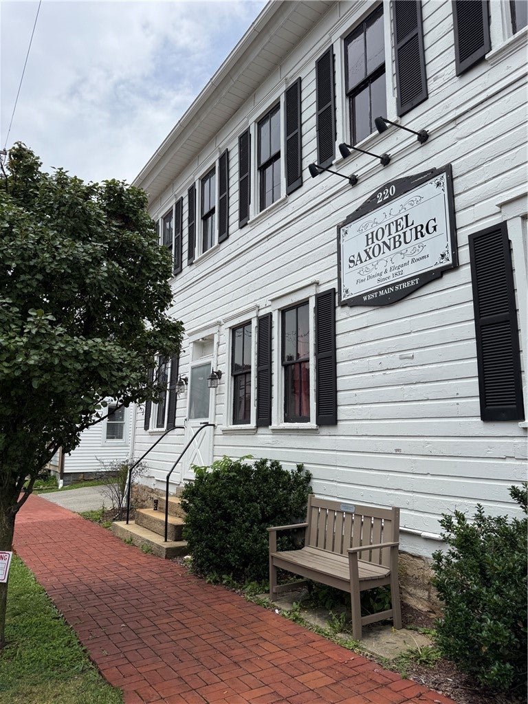 220 W Main St