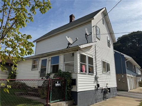 Photo of 611 11th St, Ford City, PA 16226 (MLS # 1724172)