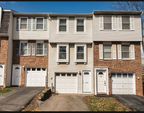 Photo of 1005 Cottonwood Ct, Cranberry Twp, PA 16066 (MLS # 1732101)