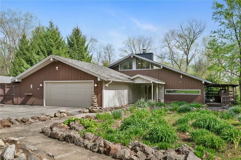 Photo of 3132 Lake Rd, New Castle, PA 16102 (MLS # 1752662)