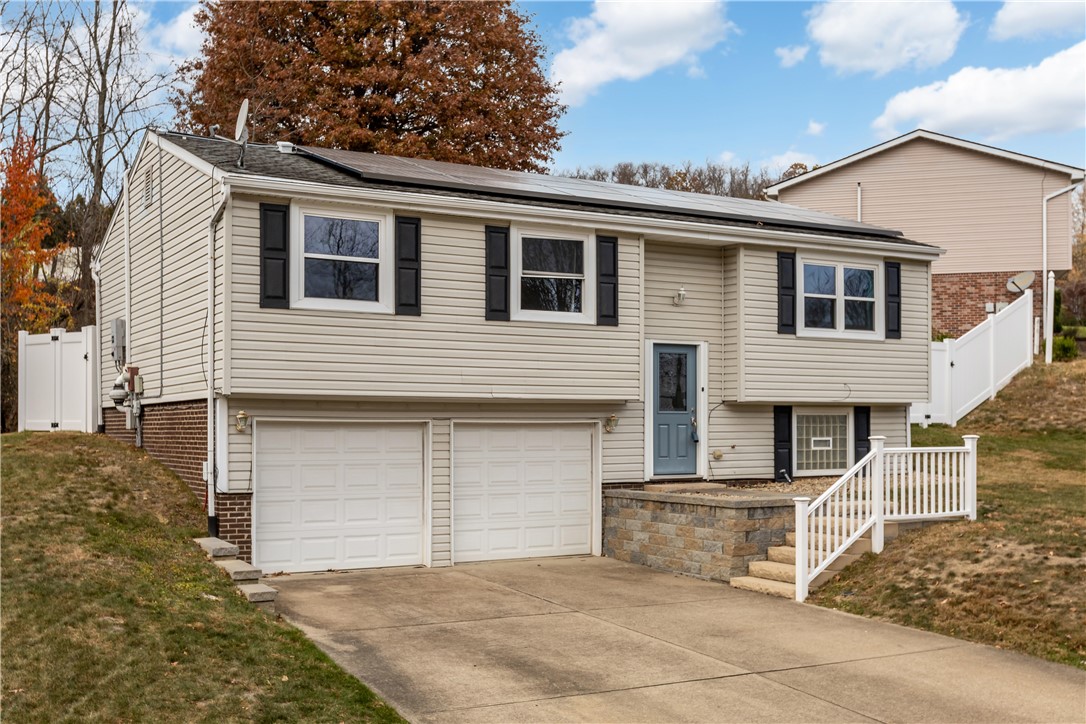 136 Penn Crest Circle Cir, White Oak, Pennsylvania image 3