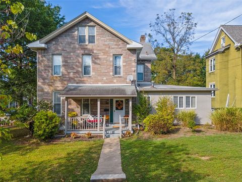 Photo of 405 Delaware Ave, Oakmont, PA 15139 (MLS # 1724809)