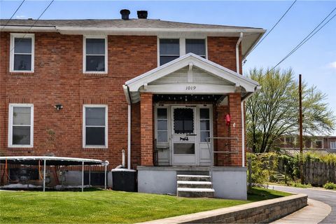 Townhouse For Sale - 1019 Pennsylvania Ave Ave<br/> Clairton, PA 15025
