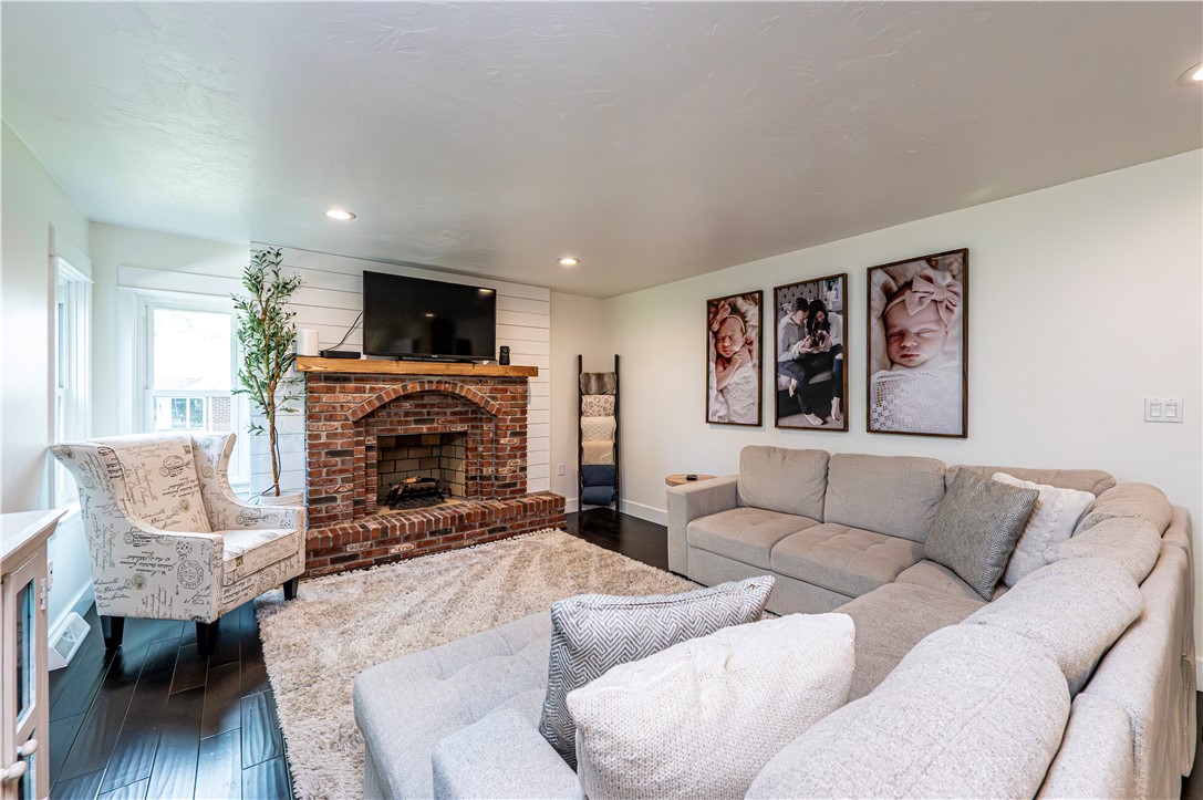 Hempfield Twp, Pennsylvania 15601, United States, 5 Bedrooms Bedrooms, ,4 BathroomsBathrooms,Residential,Pending,182230