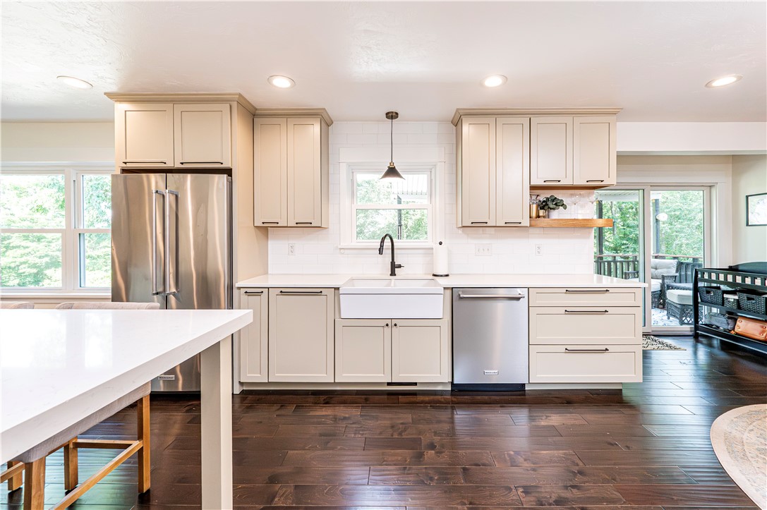 Hempfield Twp, Pennsylvania 15601, United States, 5 Bedrooms Bedrooms, ,4 BathroomsBathrooms,Residential,Pending,182230