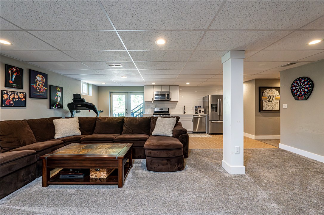 Hempfield Twp, Pennsylvania 15601, United States, 5 Bedrooms Bedrooms, ,4 BathroomsBathrooms,Residential,Pending,182230