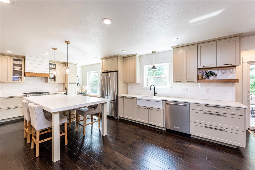 Hempfield Twp, Pennsylvania 15601, United States, 5 Bedrooms Bedrooms, ,4 BathroomsBathrooms,Residential,Pending,182230