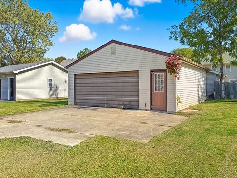 139 S Myers Sharon PA 16146