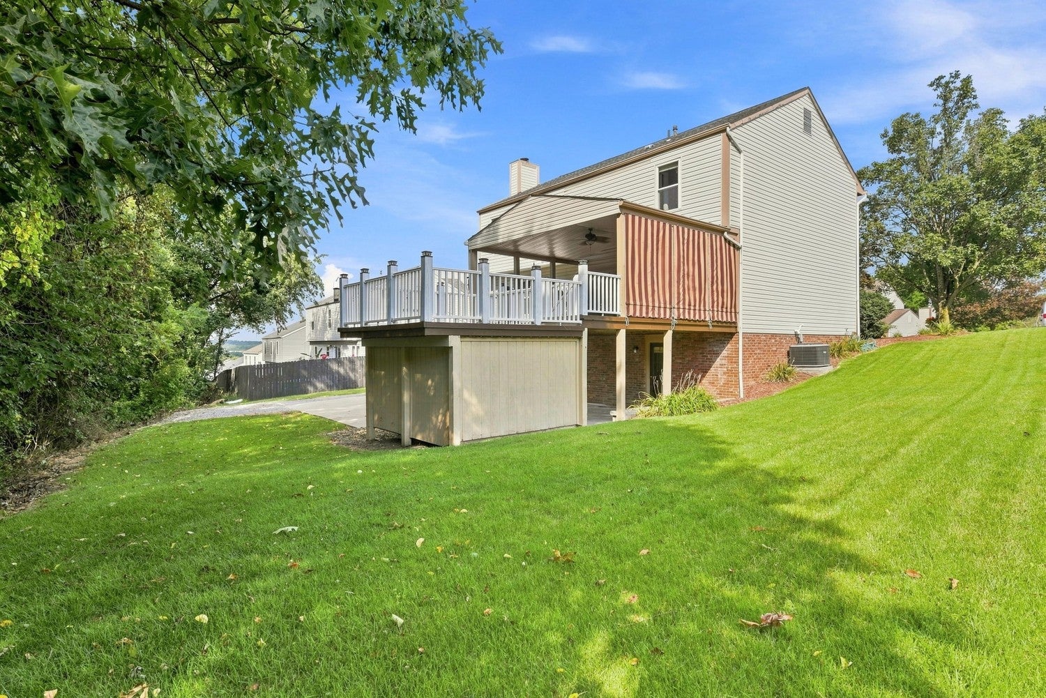 305 Farmcrest