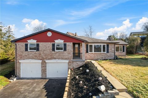 Photo of 737 Courtview Dr, Greensburg, PA 15601 (MLS # 1749729)