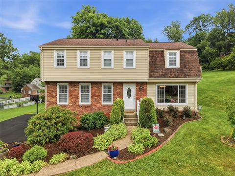 Photo of 2475 Southvue Dr, Pittsburgh, PA 15241 (MLS # 1759533)