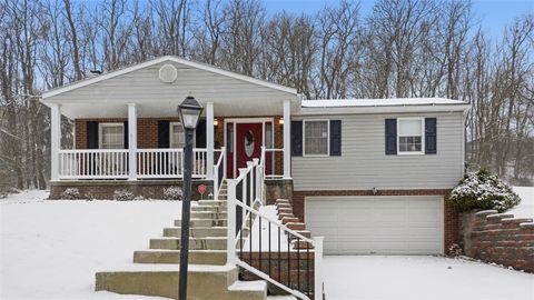 Photo of 525 Greenbriar Ave, New Kensington, PA 15068 (MLS # 1735096)