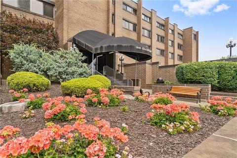 Photo of 1000 Grandview Ave #904, Pittsburgh, PA 15211 (MLS # 1763794)