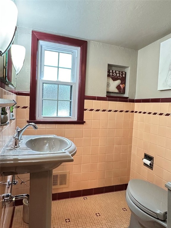 Ross Twp, Pennsylvania 15229, United States, 3 Bedrooms Bedrooms, ,2 BathroomsBathrooms,Residential,Contingent,154853