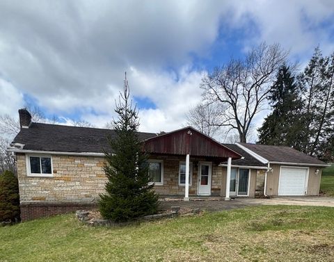 Photo of 201 Hillvue Dr, Butler, PA 16001 (MLS # 1745846)